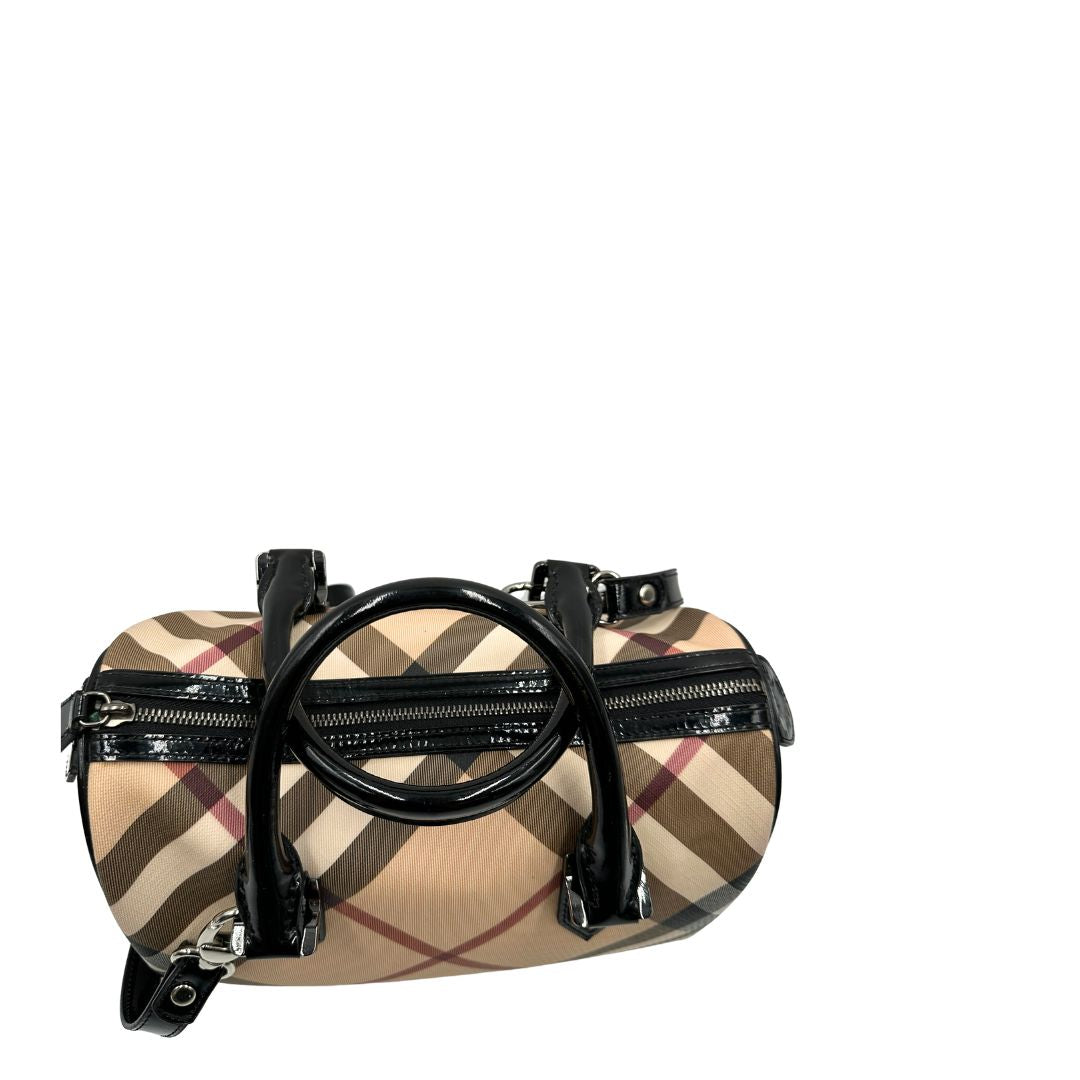 Manici, Bauletto Burberry in canvas beige tartan e finiture in pelle verniciata nera. Originale, usato, di lusso, in ottime condizioni.