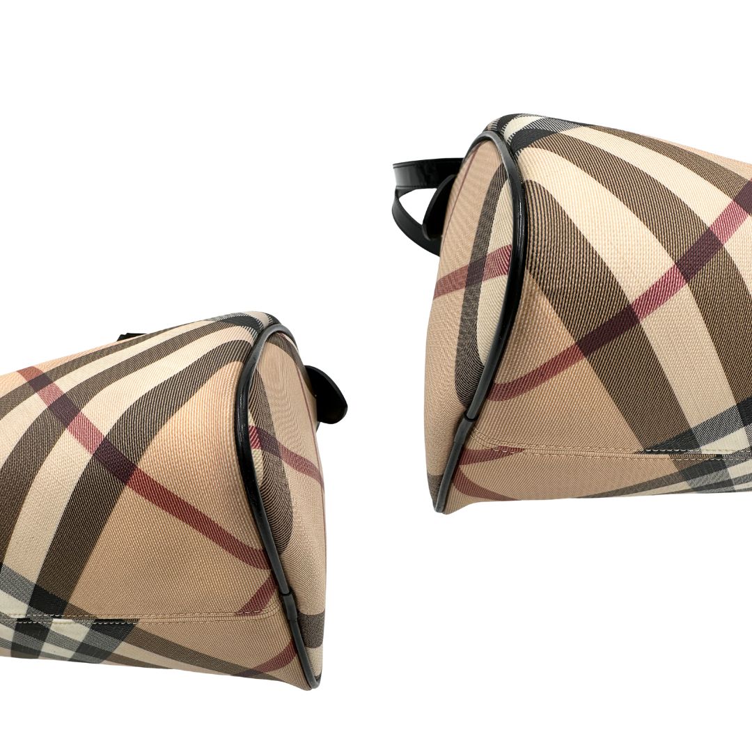 Angoli, Bauletto Burberry in canvas beige tartan e finiture in pelle verniciata nera. Originale, usato, di lusso, in ottime condizioni.