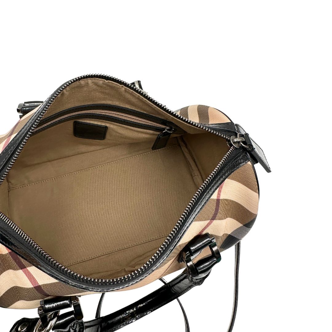 Interno, Bauletto Burberry in canvas beige tartan e finiture in pelle verniciata nera. Originale, usato, di lusso, in ottime condizioni.