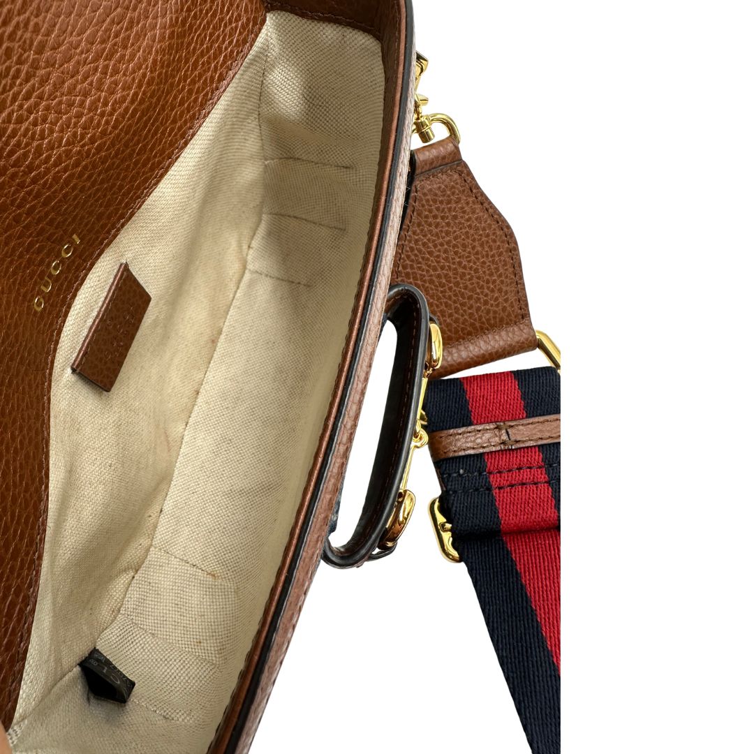 interno Borsa Gucci Horsebit in tessuto denim nella versione piccola, di lusso, originale, ottime condizioni, usata. 