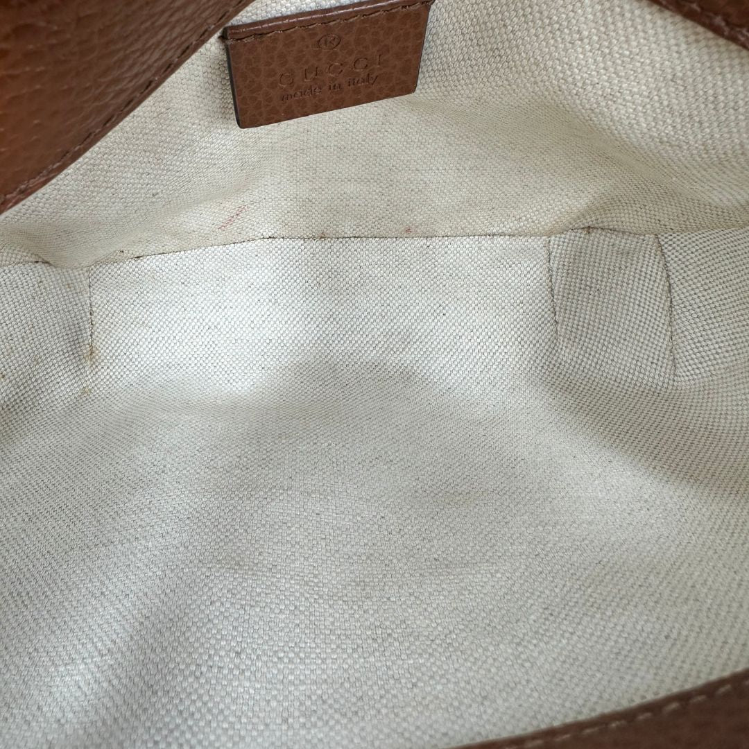 interno Borsa Gucci Horsebit in tessuto denim nella versione piccola, di lusso, originale, ottime condizioni, usata. 