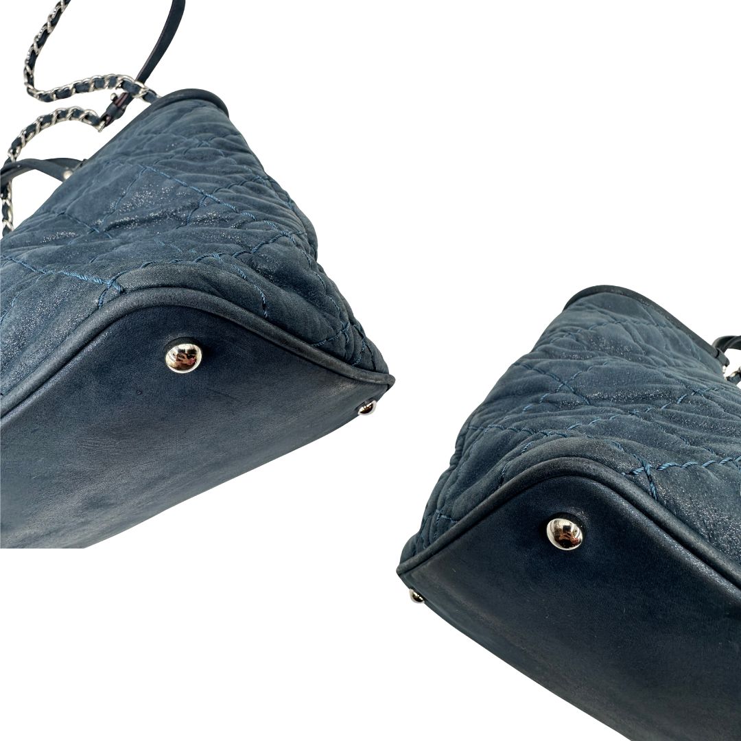 angoli  Borsa Chanel in pelle di vitello trapuntata blu, di lusso, originale, ottime condizioni, usata. 