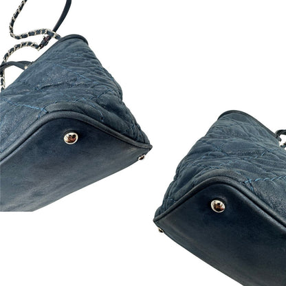 angoli  Borsa Chanel in pelle di vitello trapuntata blu, di lusso, originale, ottime condizioni, usata. 