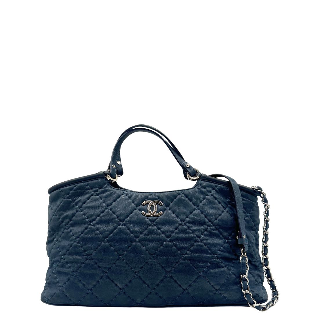 front  Borsa Chanel in pelle di vitello trapuntata blu, di lusso, originale, ottime condizioni, usata. 
