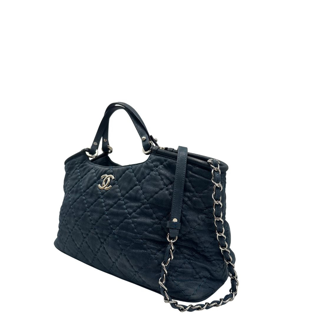 lato  Borsa Chanel in pelle di vitello trapuntata blu, di lusso, originale, ottime condizioni, usata.