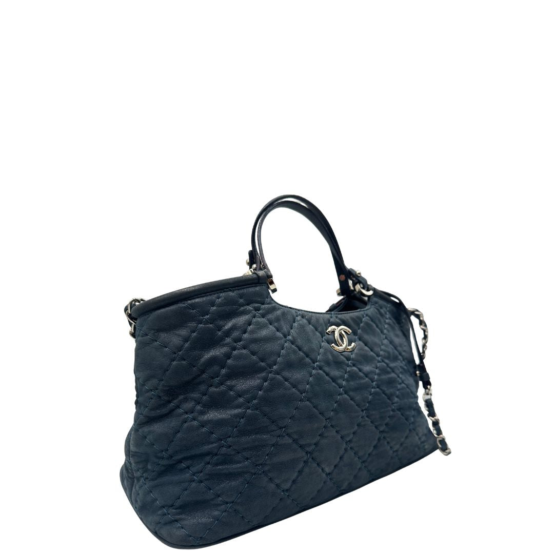 lato  Borsa Chanel in pelle di vitello trapuntata blu, di lusso, originale, ottime condizioni, usata. 