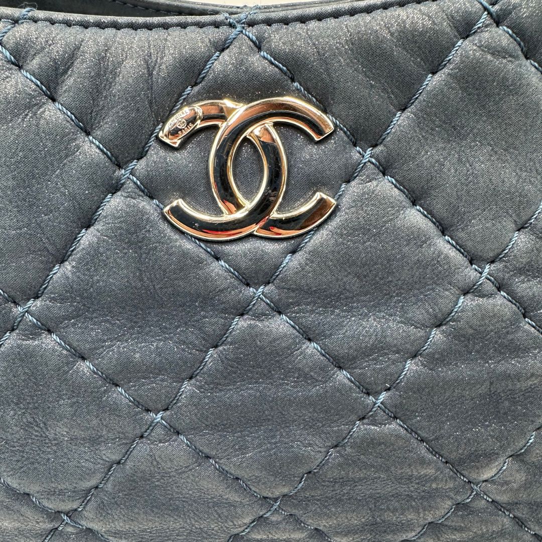  Borsa Chanel in pelle di vitello trapuntata blu, di lusso, originale, ottime condizioni, usata.