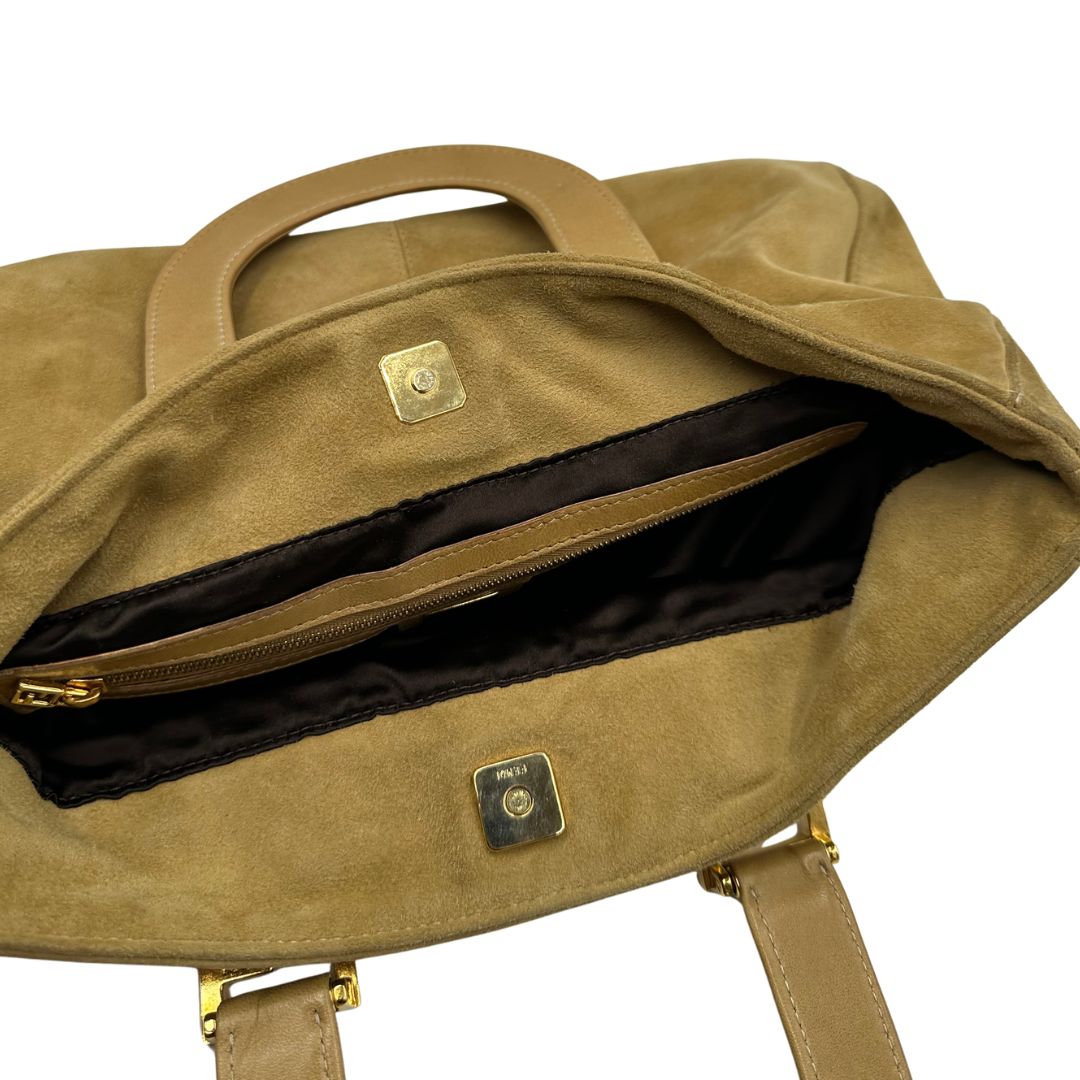 Borsa Fendi in morbida pelle scamosciata, munita di doppi manici in pelle liscia e impreziosita da doppie F al di sotto dei manici, di lusso, originale, buone condizioni, usata.