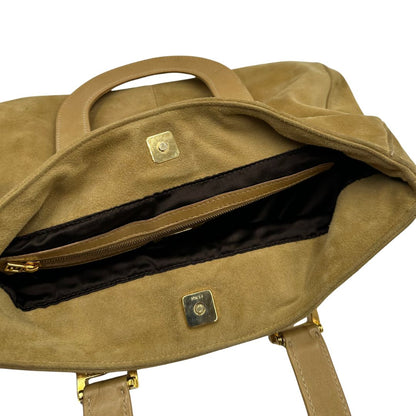Borsa Fendi in morbida pelle scamosciata, munita di doppi manici in pelle liscia e impreziosita da doppie F al di sotto dei manici, di lusso, originale, buone condizioni, usata.