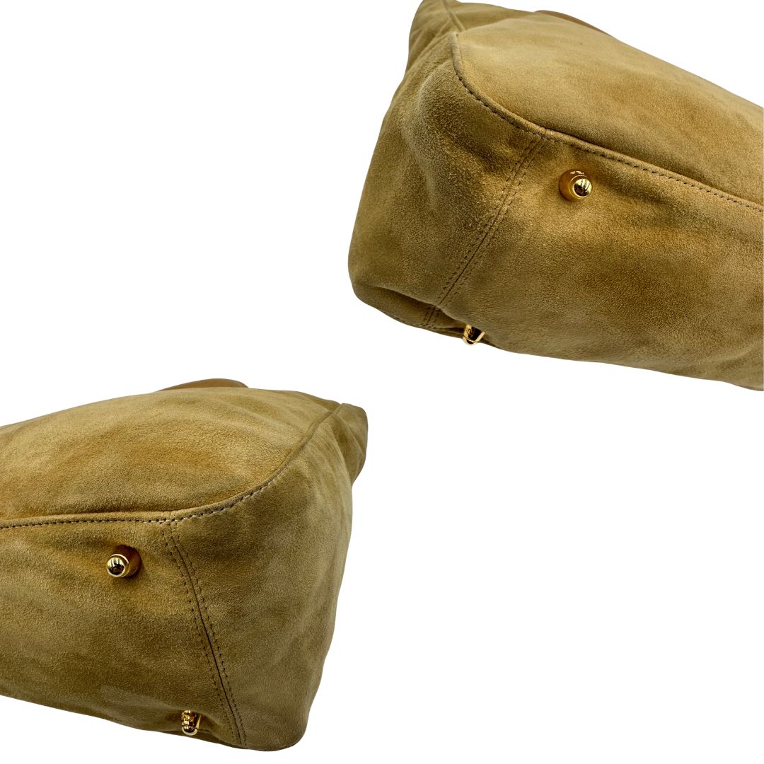 angoli Borsa Fendi in morbida pelle scamosciata, munita di doppi manici in pelle liscia e impreziosita da doppie F al di sotto dei manici, di lusso, originale, buone condizioni, usata.