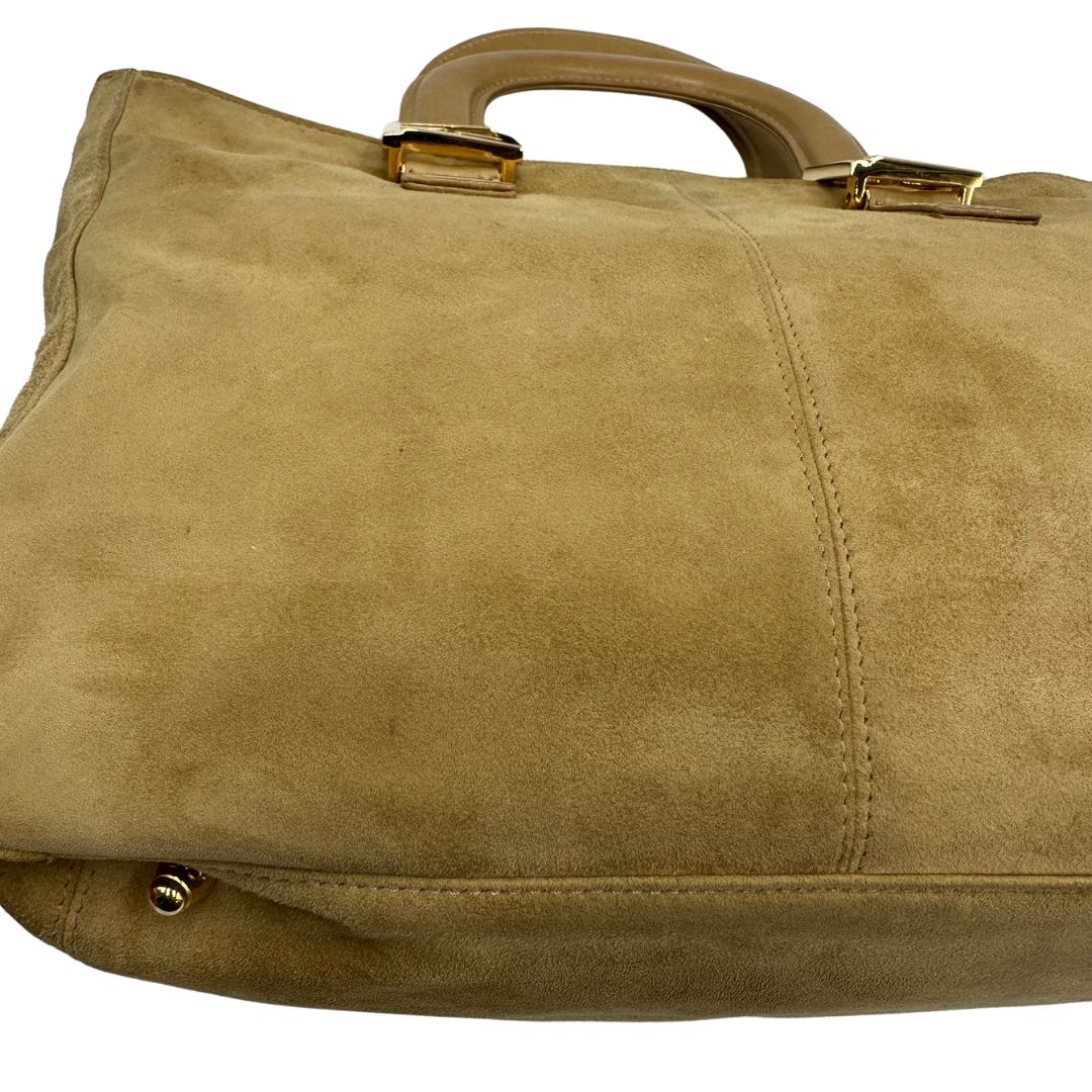 Borsa Fendi in morbida pelle scamosciata, munita di doppi manici in pelle liscia e impreziosita da doppie F al di sotto dei manici, di lusso, originale, buone condizioni, usata.