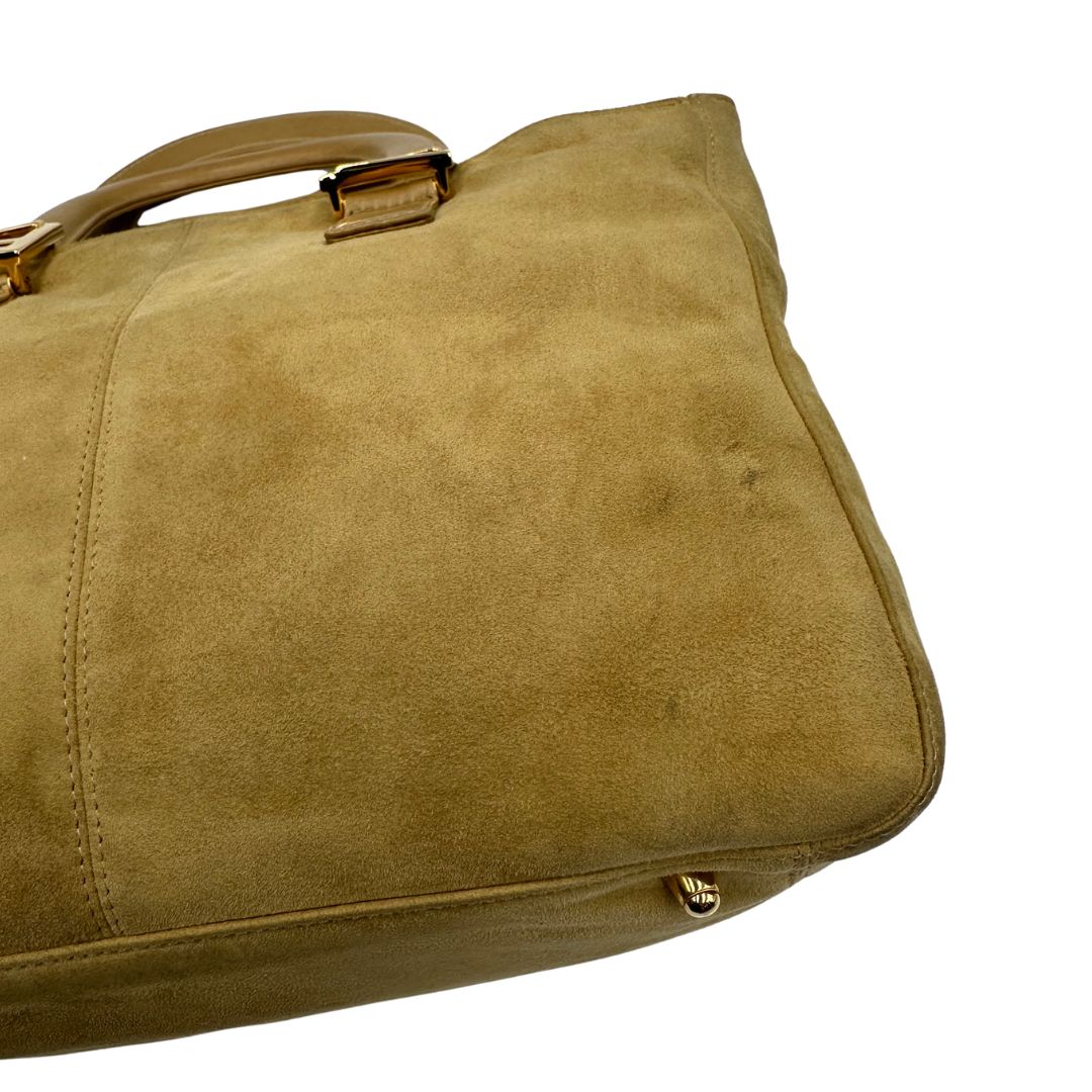 Borsa Fendi in morbida pelle scamosciata, munita di doppi manici in pelle liscia e impreziosita da doppie F al di sotto dei manici, di lusso, originale, buone condizioni, usata.