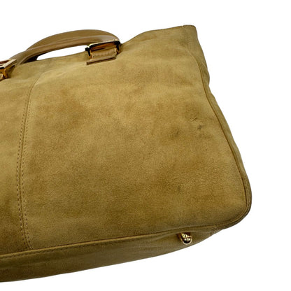 Borsa Fendi in morbida pelle scamosciata, munita di doppi manici in pelle liscia e impreziosita da doppie F al di sotto dei manici, di lusso, originale, buone condizioni, usata.