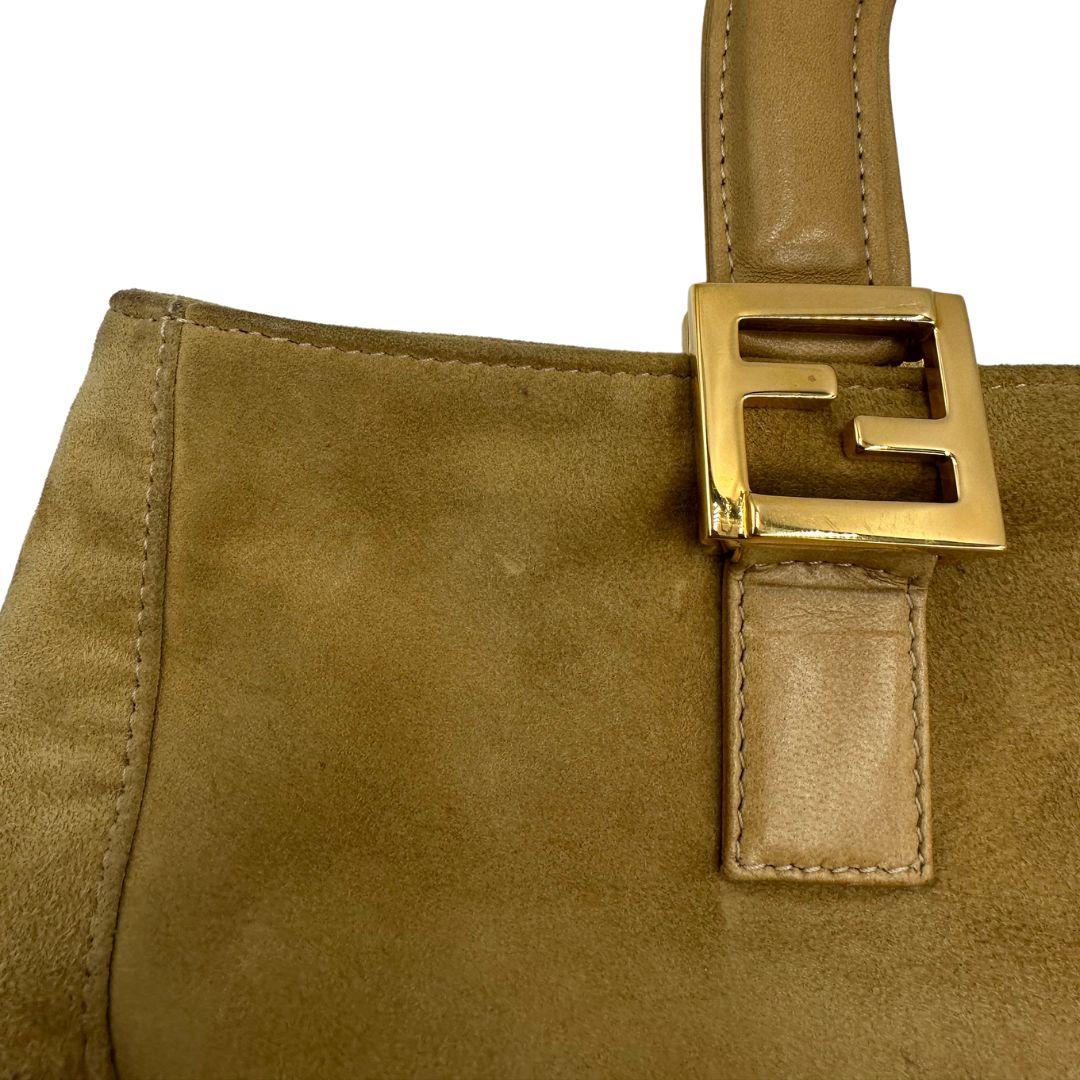 Borsa Fendi in morbida pelle scamosciata, munita di doppi manici in pelle liscia e impreziosita da doppie F al di sotto dei manici, di lusso, originale, buone condizioni, usata.