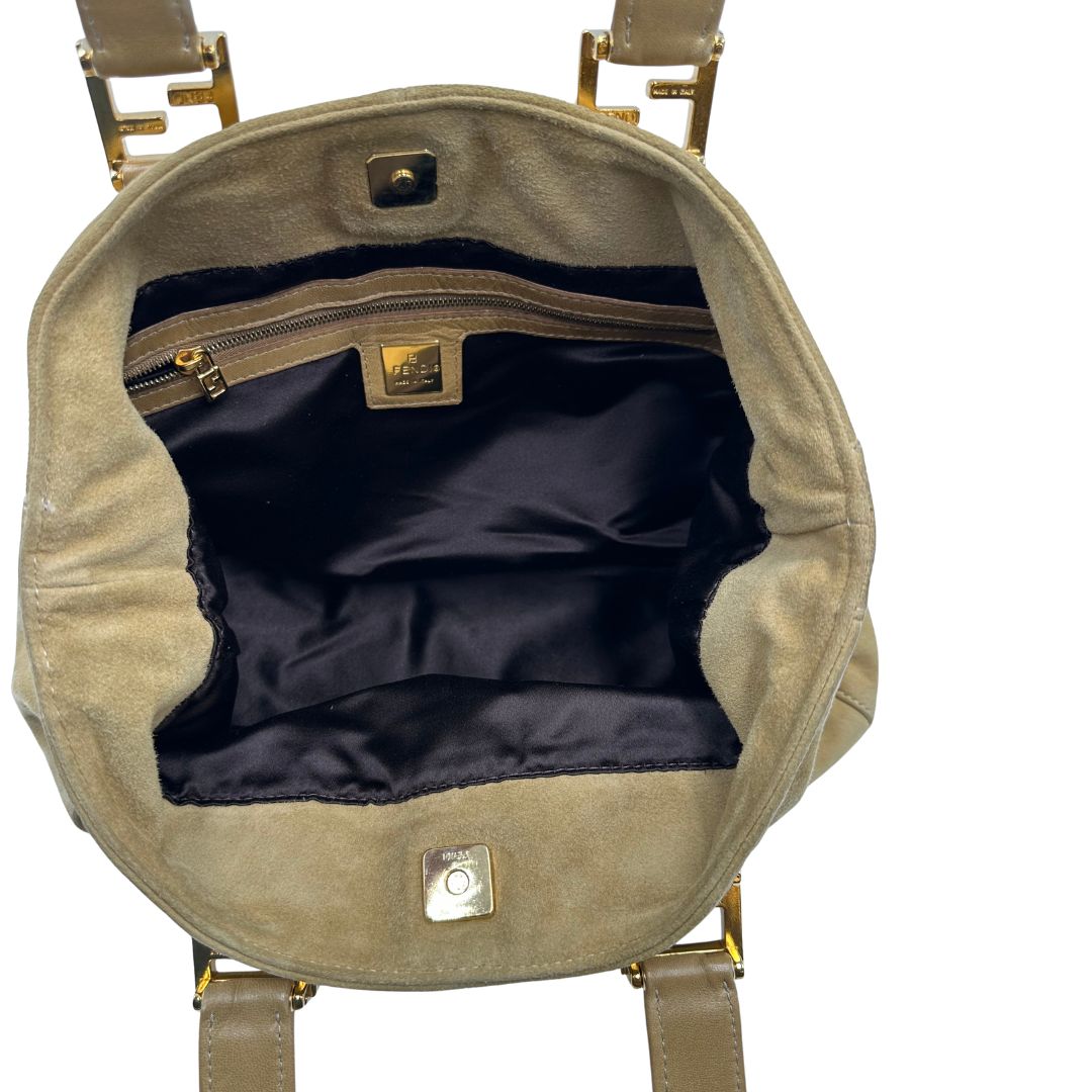 Borsa Fendi in morbida pelle scamosciata, munita di doppi manici in pelle liscia e impreziosita da doppie F al di sotto dei manici, di lusso, originale, buone condizioni, usata.