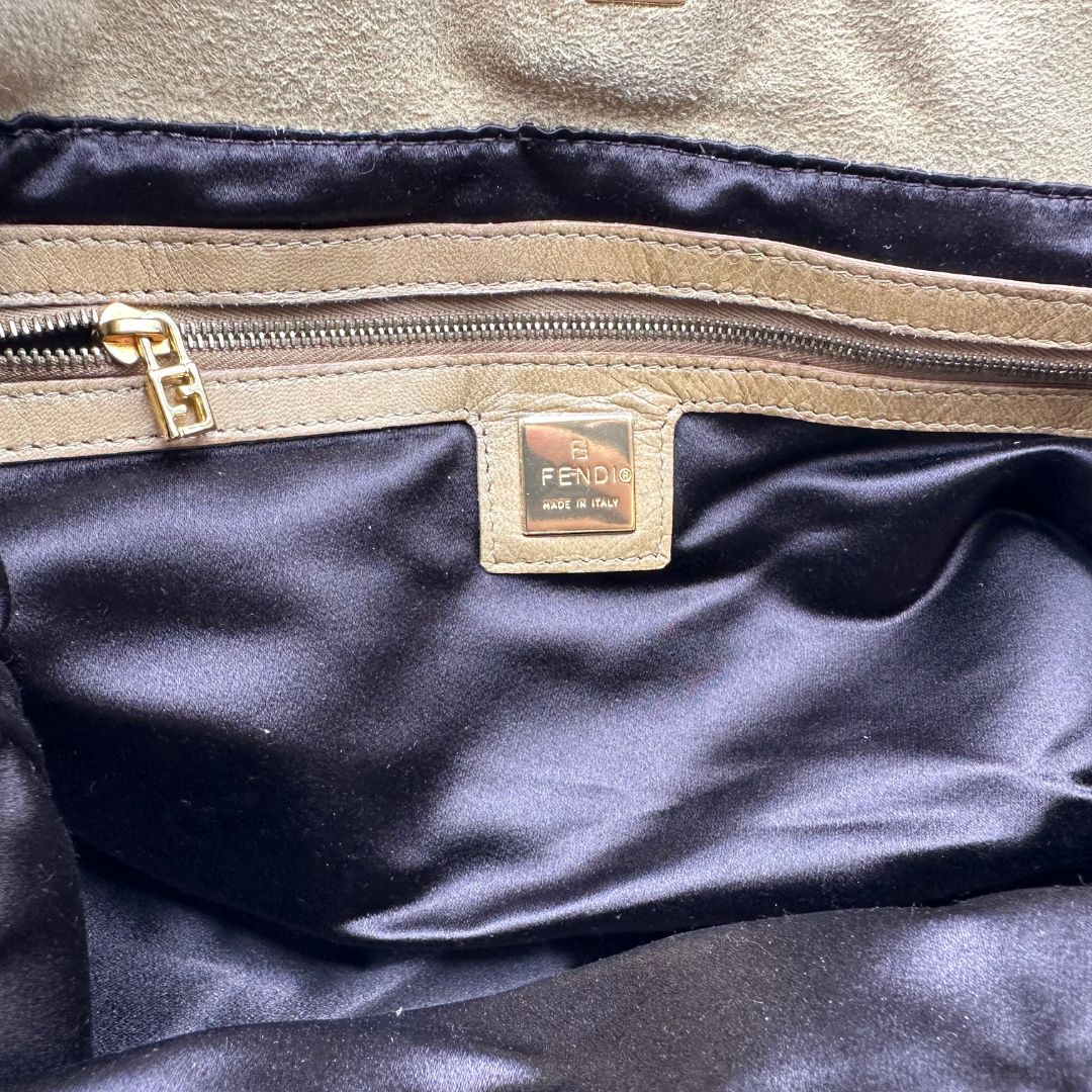 Borsa Fendi in morbida pelle scamosciata, munita di doppi manici in pelle liscia e impreziosita da doppie F al di sotto dei manici, di lusso, originale, buone condizioni, usata.