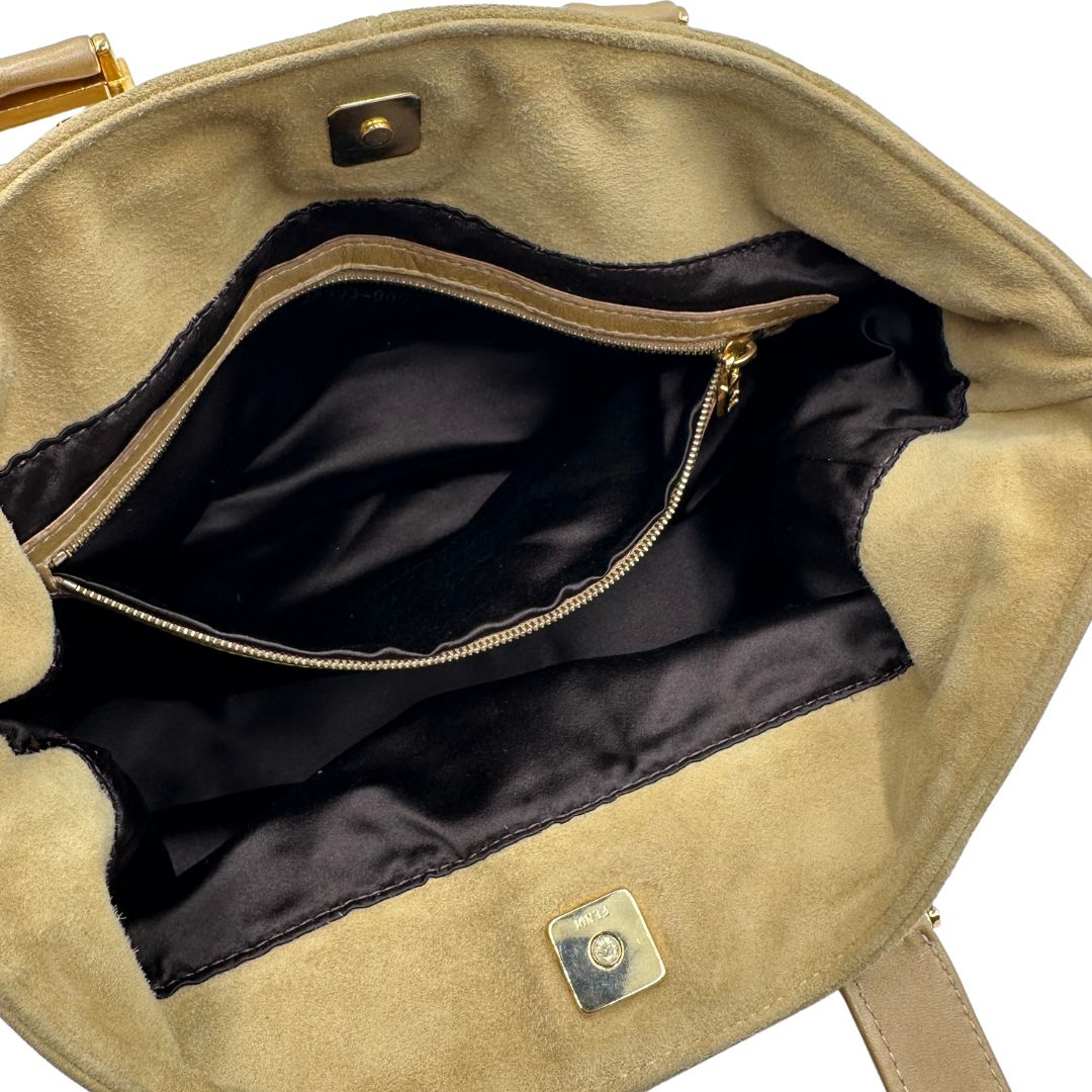 Borsa Fendi in morbida pelle scamosciata, munita di doppi manici in pelle liscia e impreziosita da doppie F al di sotto dei manici, di lusso, originale, buone condizioni, usata.