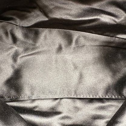 Borsa Fendi in morbida pelle scamosciata, munita di doppi manici in pelle liscia e impreziosita da doppie F al di sotto dei manici, di lusso, originale, buone condizioni, usata.