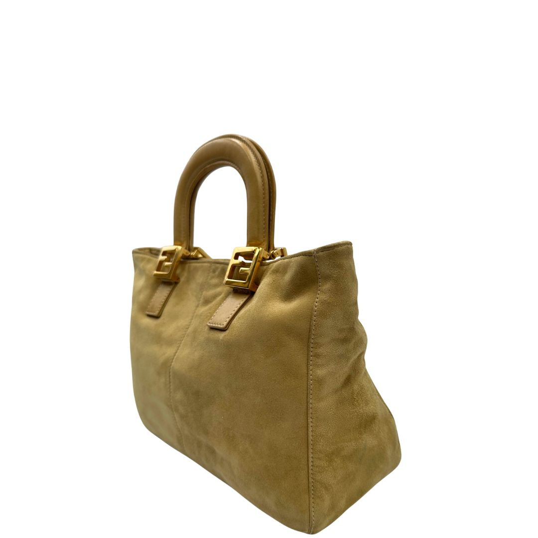 lato Borsa Fendi in morbida pelle scamosciata, munita di doppi manici in pelle liscia e impreziosita da doppie F al di sotto dei manici, di lusso, originale, buone condizioni, usata. 
