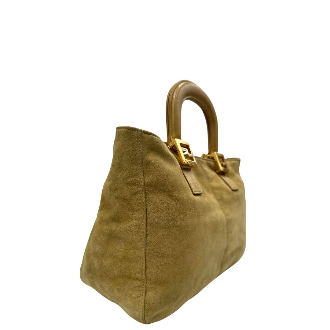lato Borsa Fendi in morbida pelle scamosciata, munita di doppi manici in pelle liscia e impreziosita da doppie F al di sotto dei manici, di lusso, originale, buone condizioni, usata. 