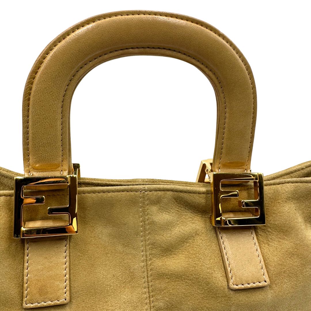manici Borsa Fendi in morbida pelle scamosciata, munita di doppi manici in pelle liscia e impreziosita da doppie F al di sotto dei manici, di lusso, originale, buone condizioni, usata. 