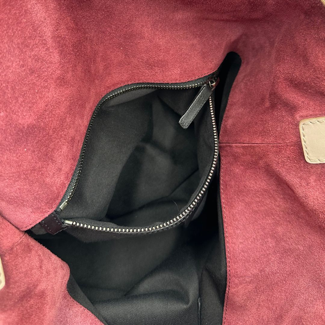 interno Borsa Givenchy Nightingale in pelle morbida color greige, di lusso, originale, ottime condizioni, usata. 