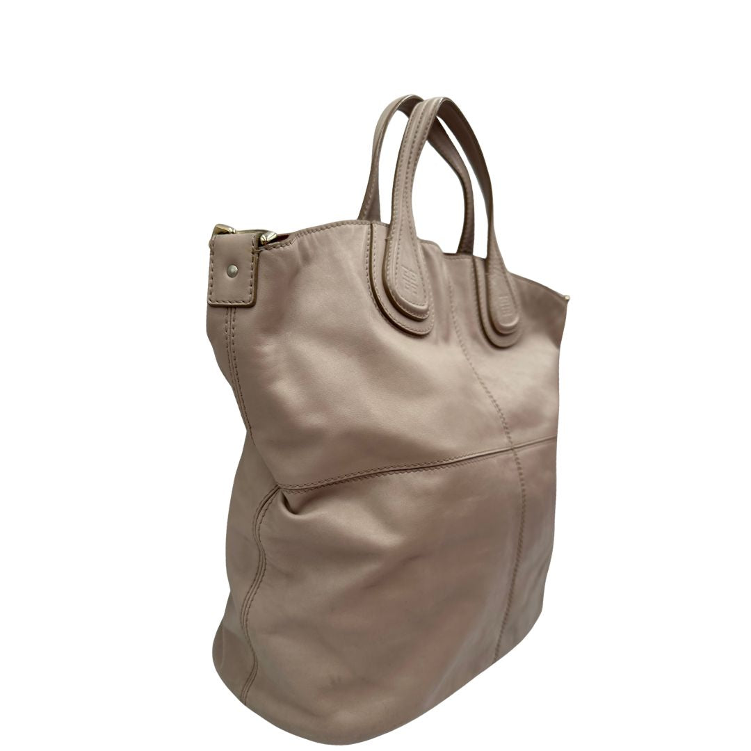 lato Borsa Givenchy Nightingale in pelle morbida color greige, di lusso, originale, ottime condizioni, usata. 