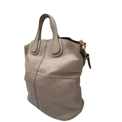 lato Borsa Givenchy Nightingale in pelle morbida color greige, di lusso, originale, ottime condizioni, usata. 