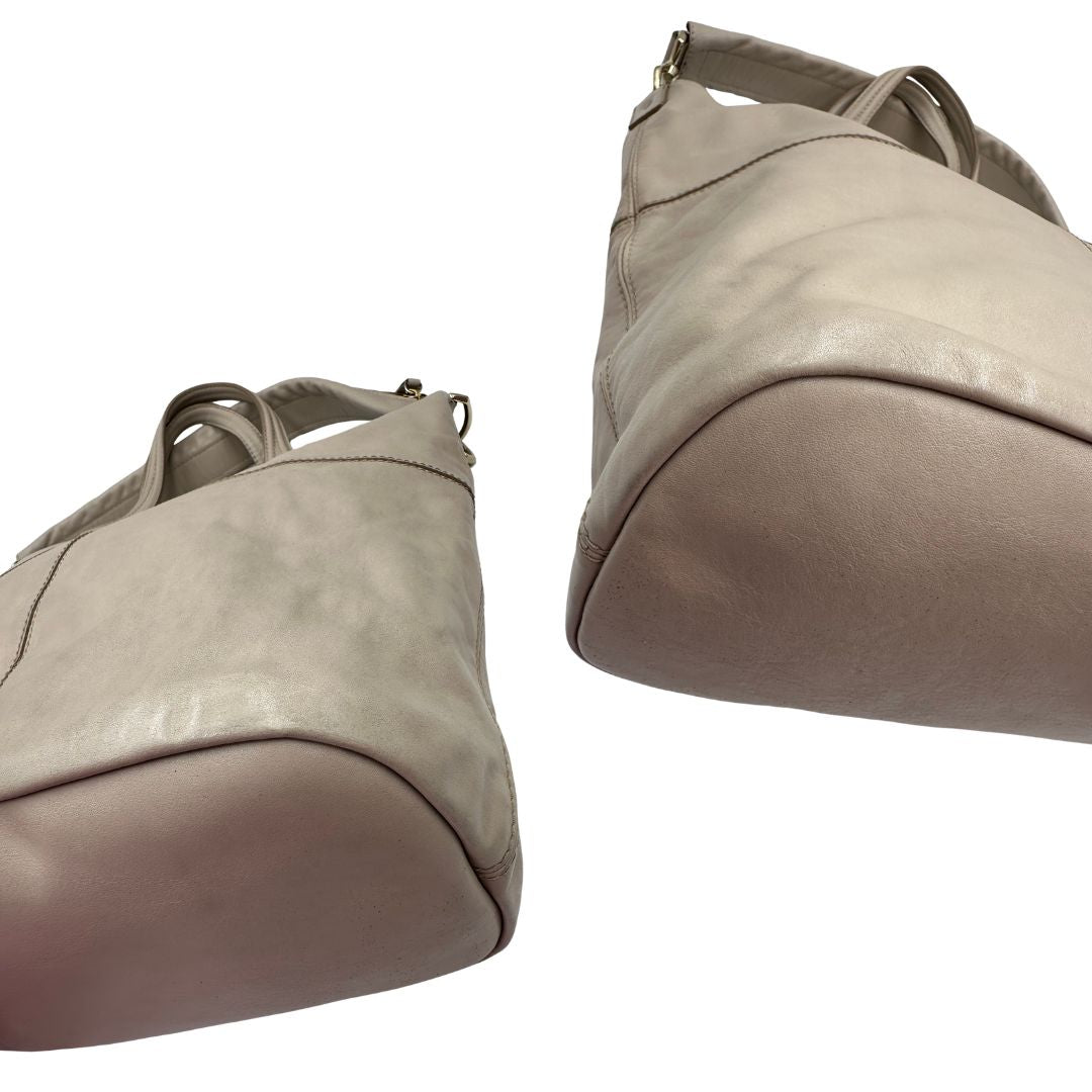 angoli Borsa Givenchy Nightingale in pelle morbida color greige, di lusso, originale, ottime condizioni, usata. 