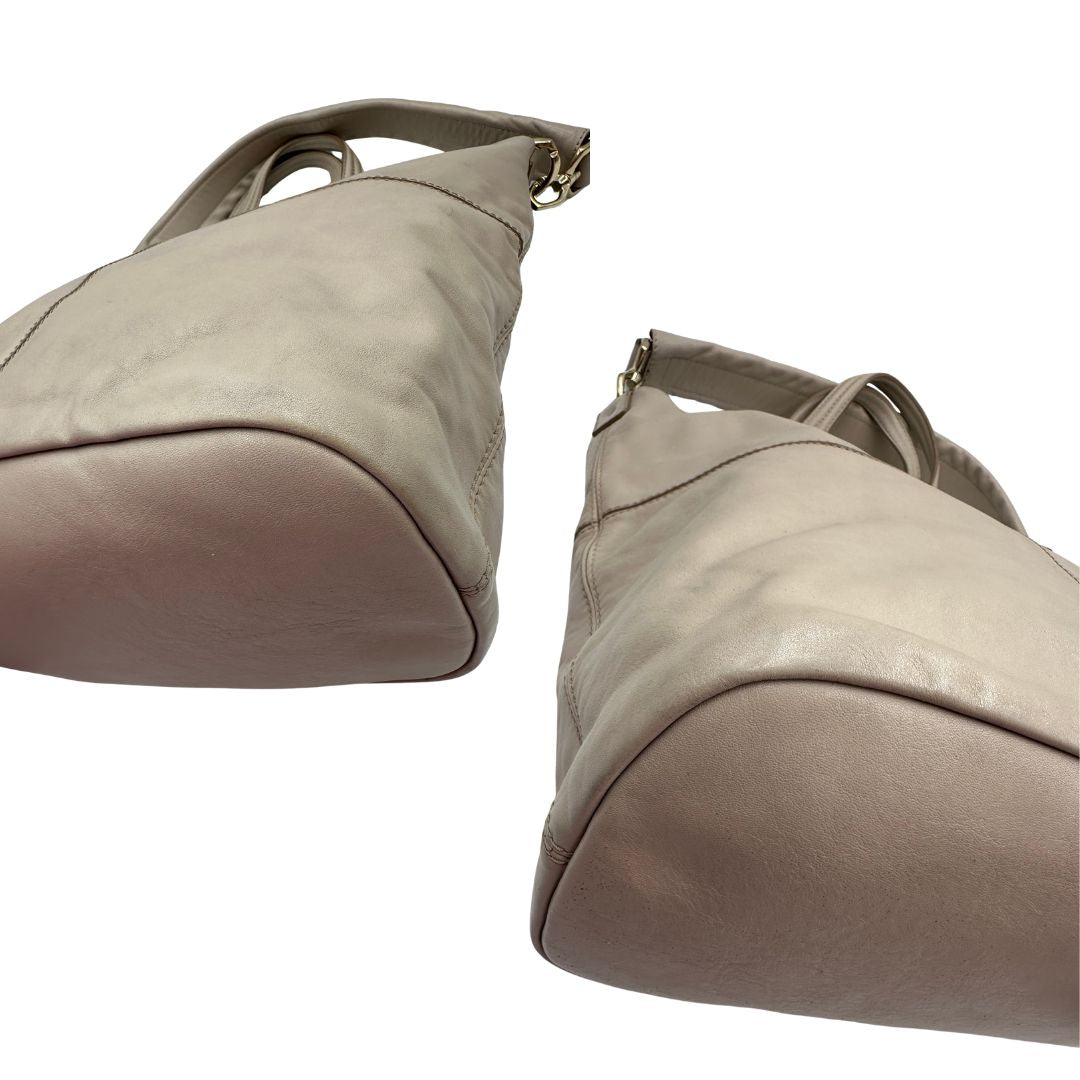 angoli Borsa Givenchy Nightingale in pelle morbida color greige, di lusso, originale, ottime condizioni, usata. 