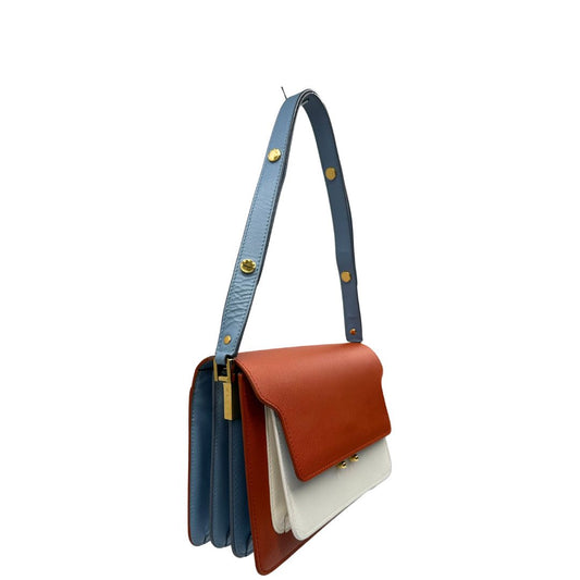 lato  Borsa Marni in pelle tricolore, arancione, bianca e celeste, munita di un elemento per la tracolla allungabile, di lusso, originale, ottime condizioni, usata. 