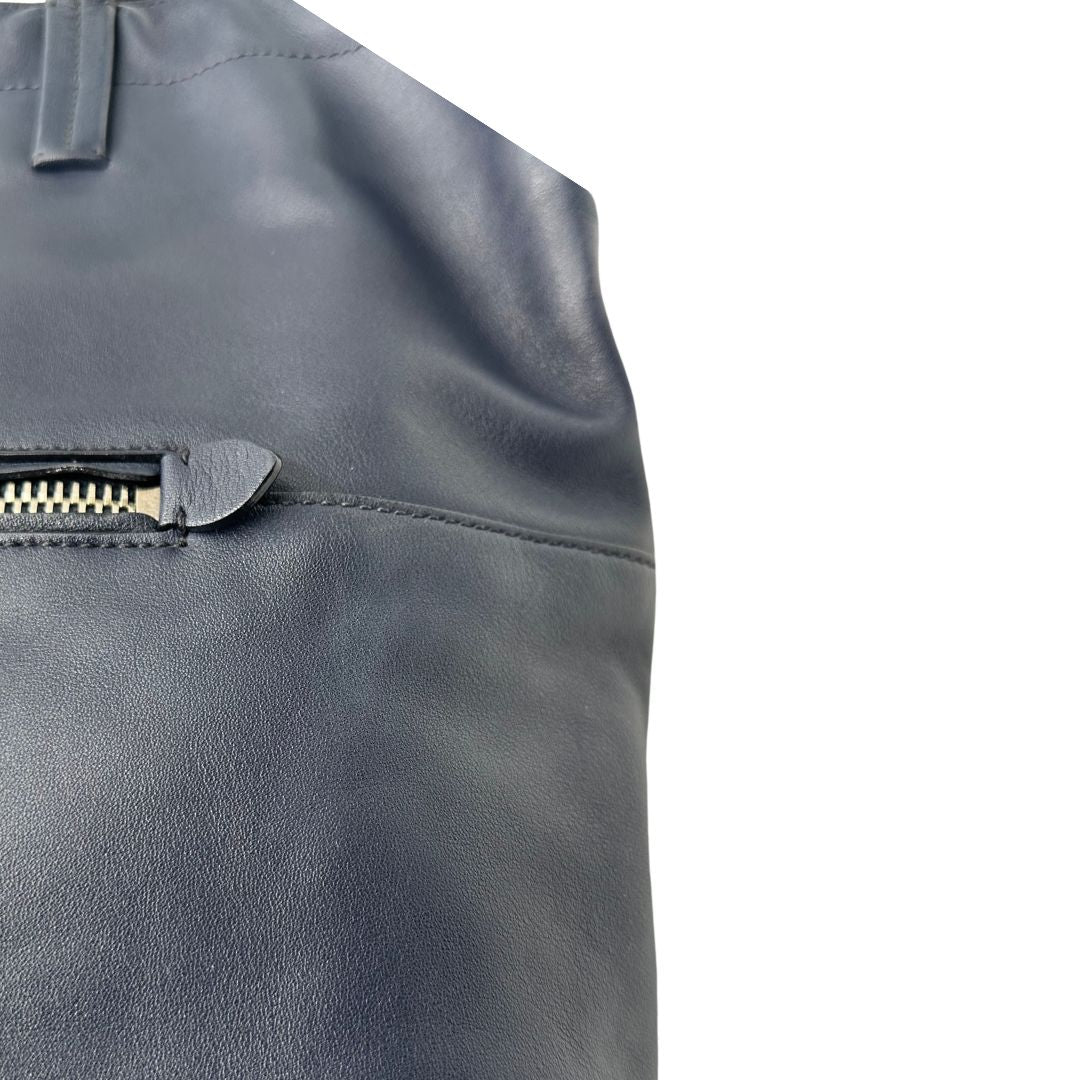  Borsa Miu Miu in pelle blu notte, indossabile a spalla. Originale, usata, di lusso, in ottime conddizioni.