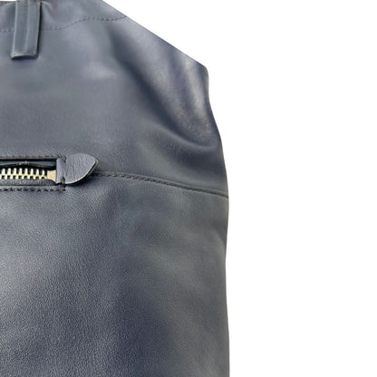  Borsa Miu Miu in pelle blu notte, indossabile a spalla. Originale, usata, di lusso, in ottime conddizioni.