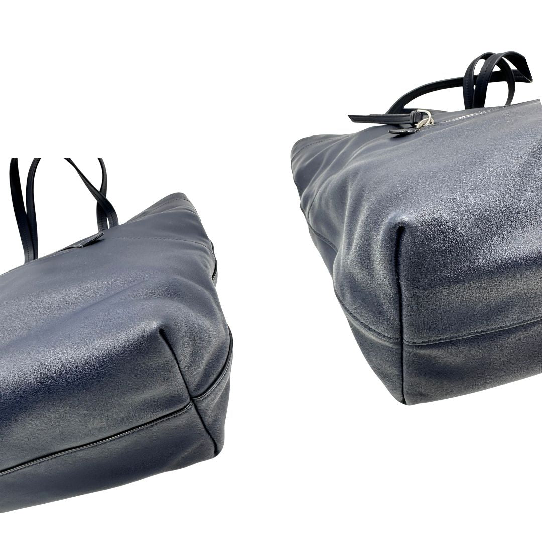 Angoli, Borsa Miu Miu in pelle blu notte, indossabile a spalla. Originale, usata, di lusso, in ottime conddizioni.