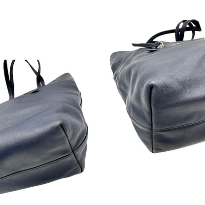 Angoli, Borsa Miu Miu in pelle blu notte, indossabile a spalla. Originale, usata, di lusso, in ottime conddizioni.