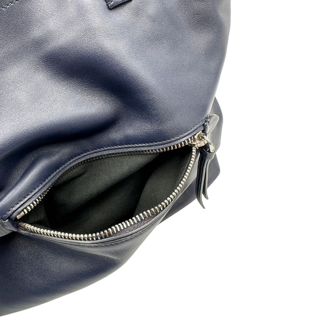 Tasca esterna, Borsa Miu Miu in pelle blu notte, indossabile a spalla. Originale, usata, di lusso, in ottime conddizioni.