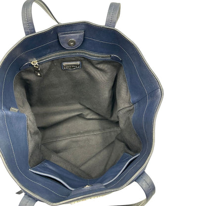 Interno, Borsa Miu Miu in pelle blu notte, indossabile a spalla. Originale, usata, di lusso, in ottime conddizioni.