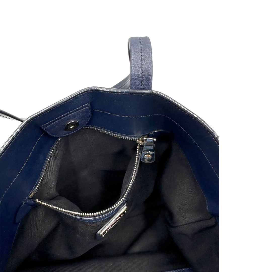 Interno tasca, Borsa Miu Miu in pelle blu notte, indossabile a spalla. Originale, usata, di lusso, in ottime conddizioni.