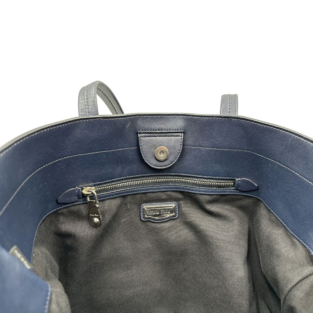 Interno, Borsa Miu Miu in pelle blu notte, indossabile a spalla. Originale, usata, di lusso, in ottime conddizioni.