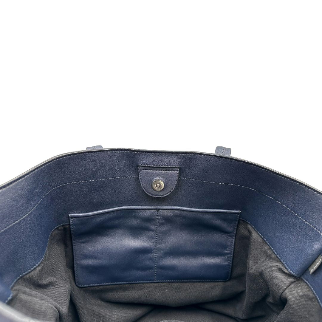 Interno, Borsa Miu Miu in pelle blu notte, indossabile a spalla. Originale, usata, di lusso, in ottime conddizioni.