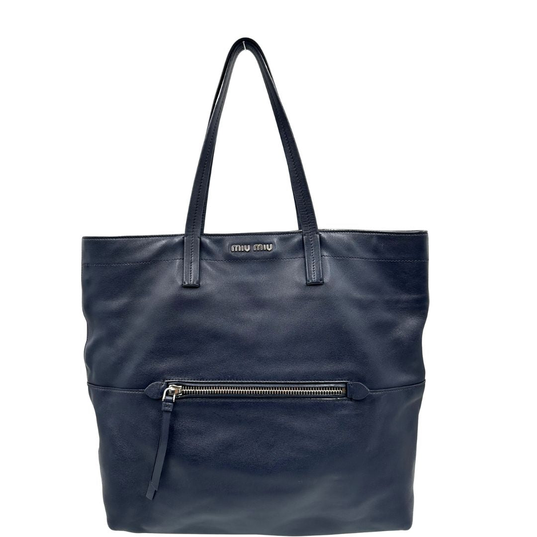 Front, Borsa Miu Miu in pelle blu notte, indossabile a spalla. Originale, usata, di lusso, in ottime conddizioni.