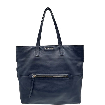 Front, Borsa Miu Miu in pelle blu notte, indossabile a spalla. Originale, usata, di lusso, in ottime conddizioni.
