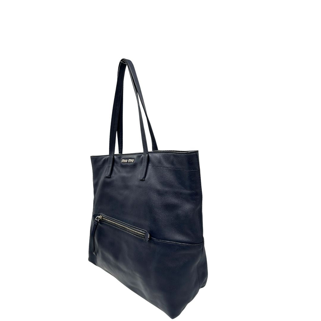 Laterale, Borsa Miu Miu in pelle blu notte, indossabile a spalla. Originale, usata, di lusso, in ottime conddizioni.