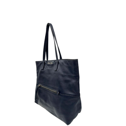 Laterale, Borsa Miu Miu in pelle blu notte, indossabile a spalla. Originale, usata, di lusso, in ottime conddizioni.