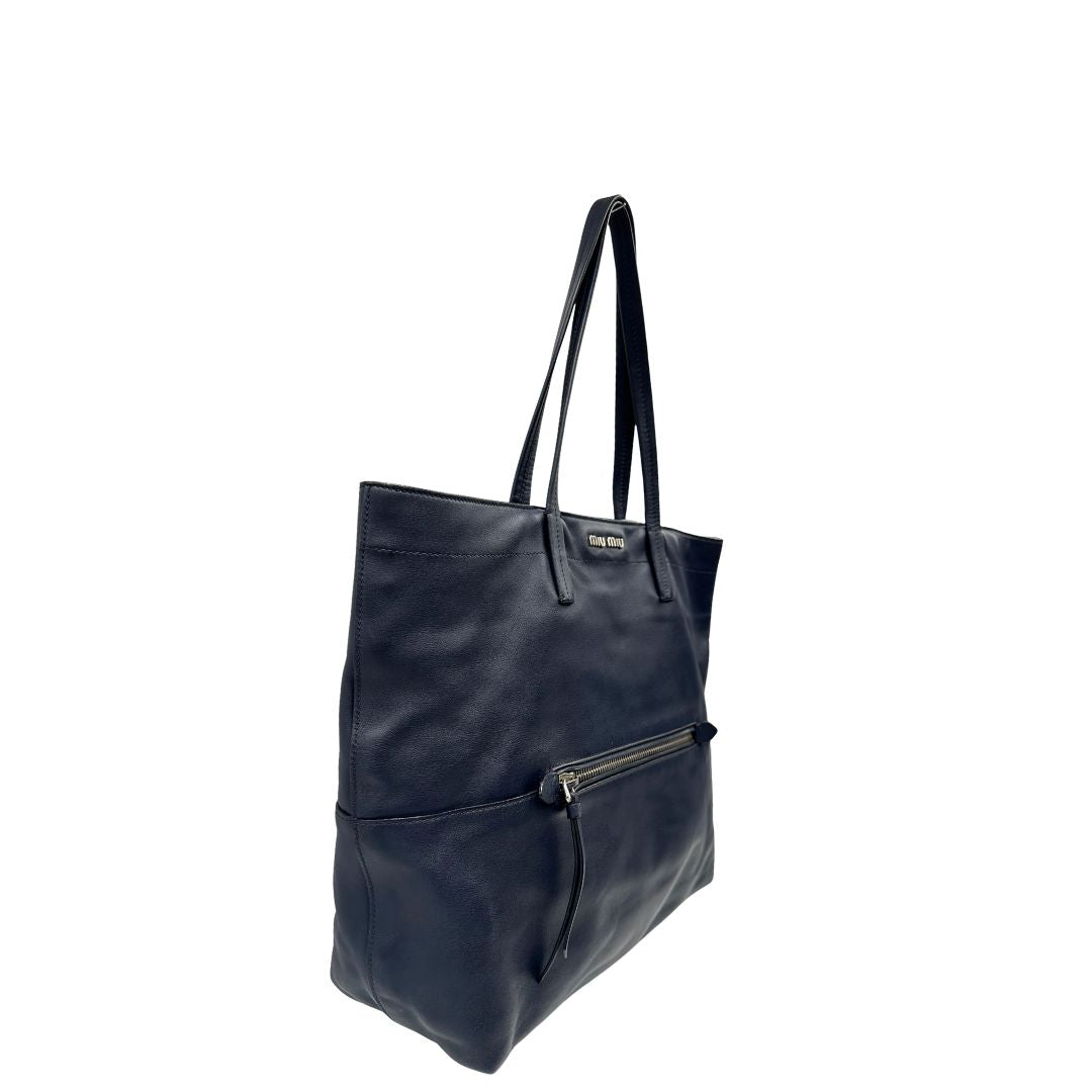 Laterale, Borsa Miu Miu in pelle blu notte, indossabile a spalla. Originale, usata, di lusso, in ottime conddizioni.