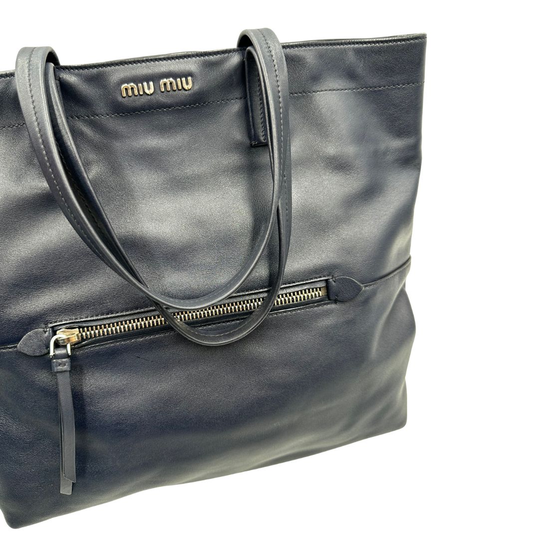 Manci, Borsa Miu Miu in pelle blu notte, indossabile a spalla. Originale, usata, di lusso, in ottime conddizioni.