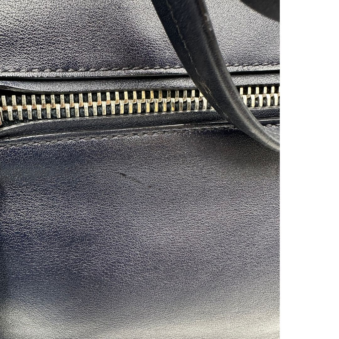 Borsa Miu Miu in pelle blu notte, indossabile a spalla. Originale, usata, di lusso, in ottime conddizioni.