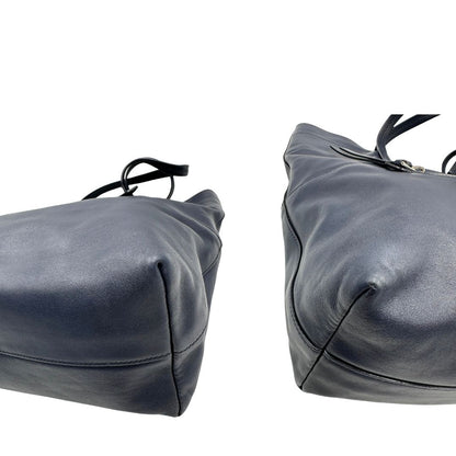 Angoli, Borsa Miu Miu in pelle blu notte, indossabile a spalla. Originale, usata, di lusso, in ottime conddizioni.