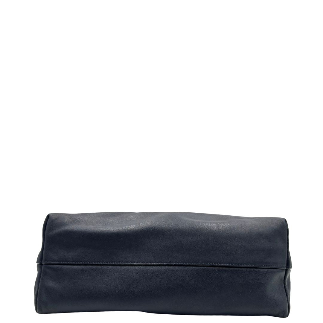 Base, Borsa Miu Miu in pelle blu notte, indossabile a spalla. Originale, usata, di lusso, in ottime conddizioni.