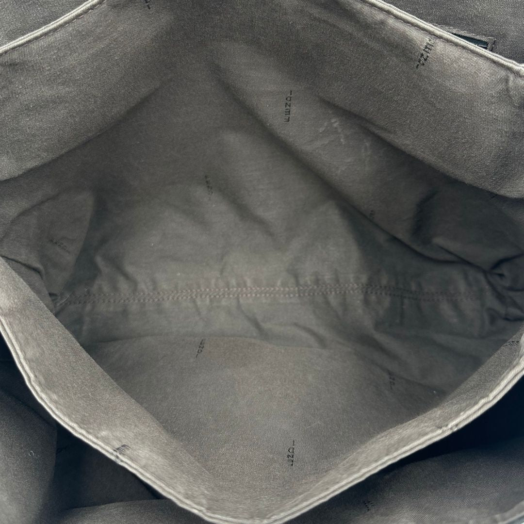 interno Borsa Fendi nera trama Zucchino, munita di doppi manici, di lusso, originale, ottime condizioni, usata.
